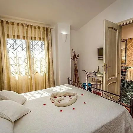לינה וארוחת בוקר Dolce Luna 4*